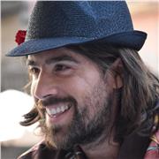 Faig classes de guitarra i baix. He donat concerts a Catalunya i Euskadi. He gravat dos discs amb composicions pròpies. Si t'interessa escriu-me a IG